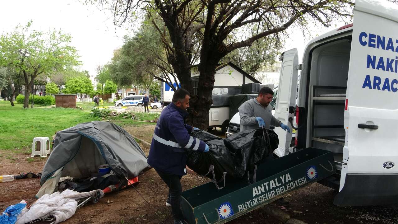 Parktaki çadırda şüpheli ölüm! Cebinden çıkan kart dikkat çekti 7